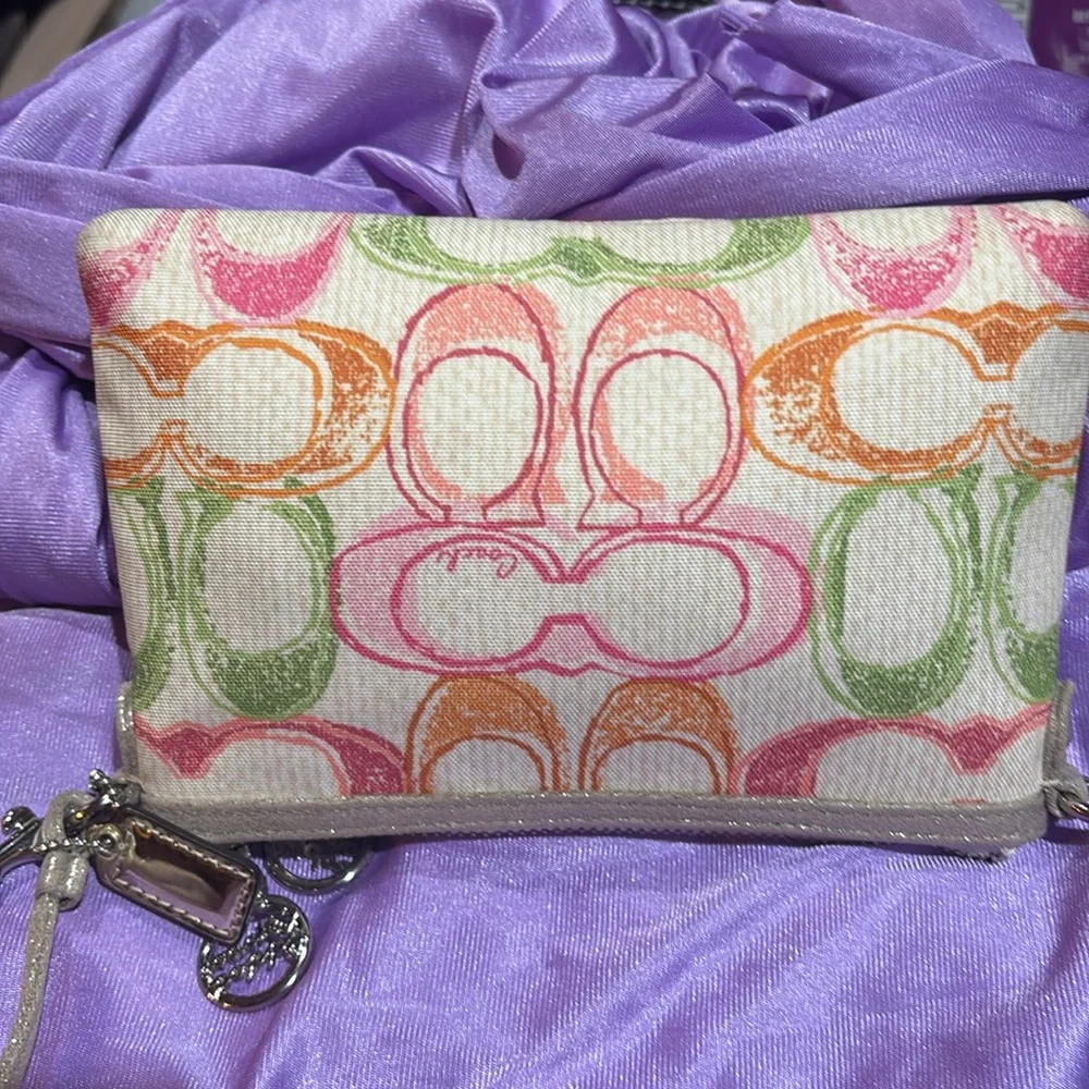 Coach Poppy Wristlet - Picture 4 of 15